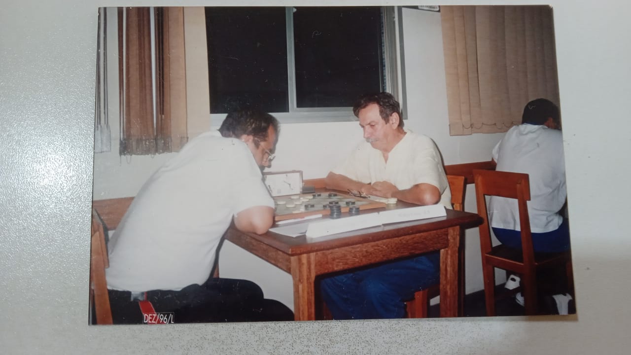 Mestre Conrado em partida de damas